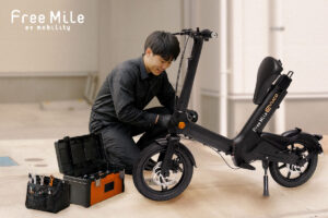 FreeMileの出張修理サービスで整備スタッフが車体点検を行う様子